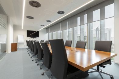 Sala de reuniões escritorio Rovensa Lumnia com iluminação Tromilux